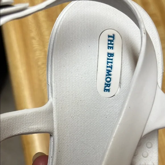 Elegant White OKA b Sandals with Crystal Embellishments - Picture 4 of 5